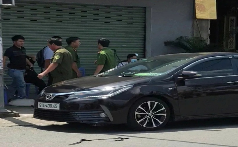 Đến 13h cùng ngày, sau khi khám nghiệm hiện trường xong, thi thể nạn nhân được đưa đi để thực hiện công tác giám định pháp y.