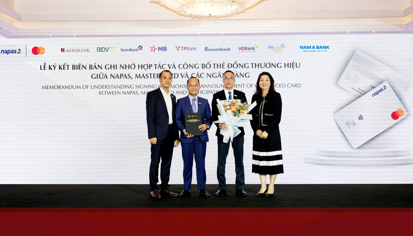 Ông Nguyễn Vĩnh Tuyên - Phó Tổng Giám đốc Nam A Bank (thứ hai từ trái sang) tham dự ký kết biên bản ghi nhớ hợp tác.