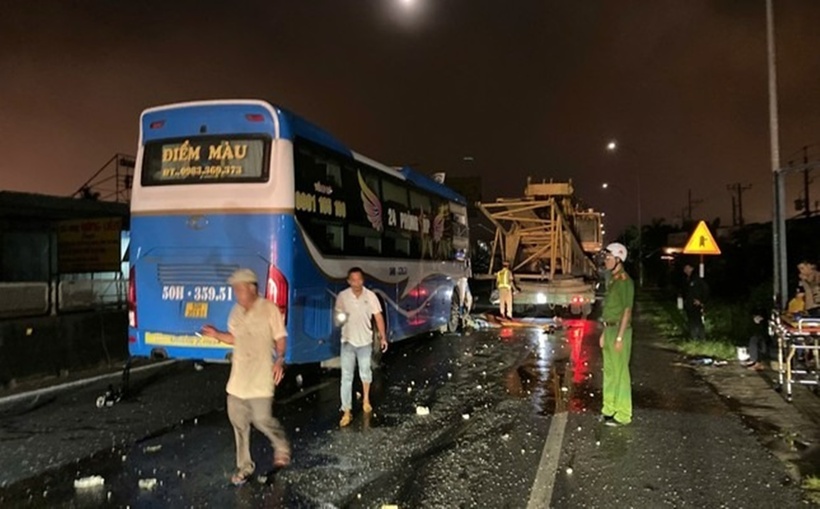 Vào 2h ngày 16/10 tại Km 1710+600m Quốc lộ 1A thuộc địa phận xã Hàm Mỹ (huyện Hàm Thuận Nam, Bình Thuận) xe khách giường nằm biển số 50H-359.51 do ông Nguyễn Văn Lang ngụ Bình Định điều khiển, lưu thông hướng Phan Thiết - Đồng Nai đã đâm va xe đầu kéo 73H-000.33 kéo sơ mi rơ móc 73R-005.26 do ông Nguyễn Quang Dũng (ngụ Quảng Bình) điều khiển lưu thông phía trước cùng chiều.