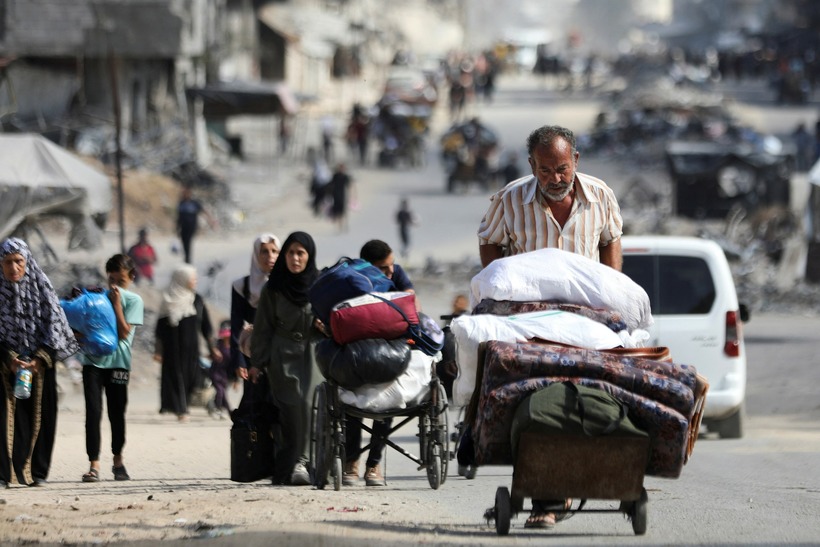 Người Palestine từ thành phố Gaza ở miền bắc Dải Gaza sơ tán ngày 12/10 theo lệnh của Israel. Ảnh: Reuters