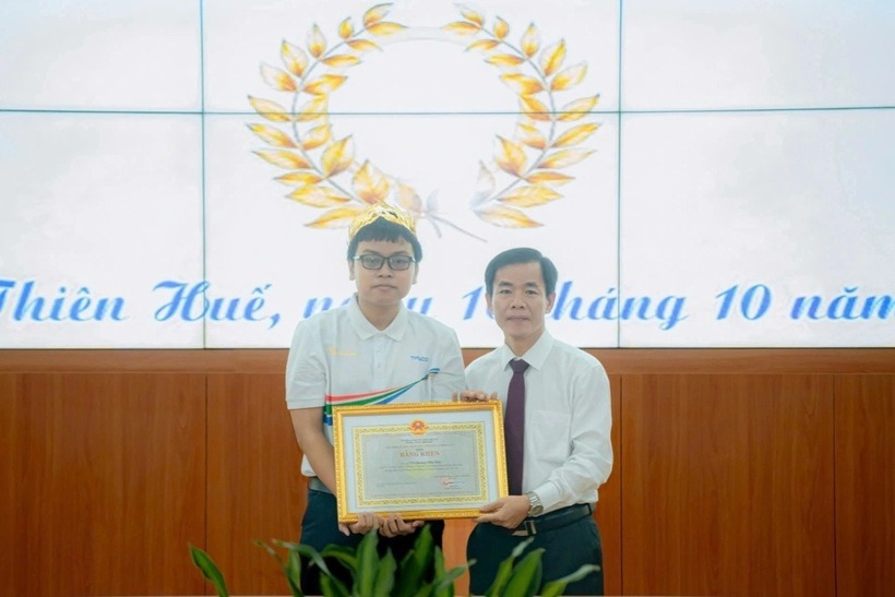 UBND tỉnh Thừa Thiên Huế tổ chức lễ tuyên dương, khen thưởng đối với em Võ Quang Phú Đức. Ảnh: Báo Dân trí.