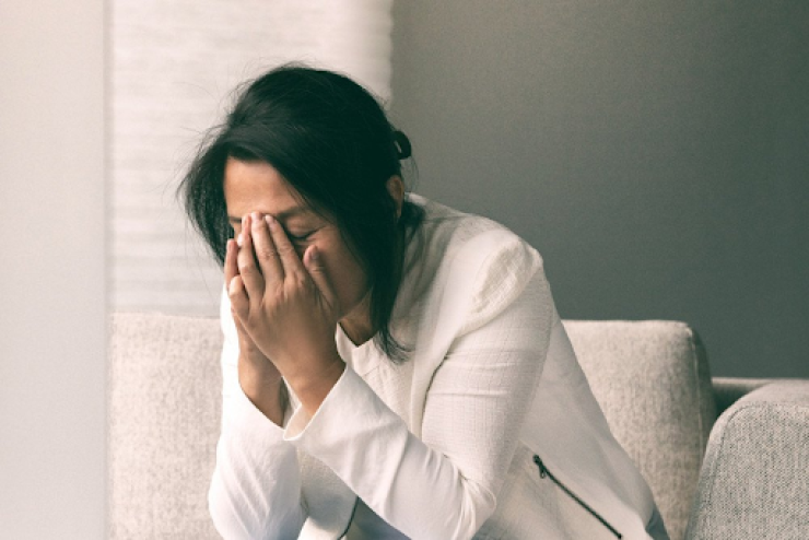 Rụng tóc, có cơn bốc hỏa, da khô, đau xương khớp,… thậm chí căng thẳng, trầm cảm là những ảnh hưởng của tình trạng mãn kinh đối với chất lượng cuộc của phụ nữ