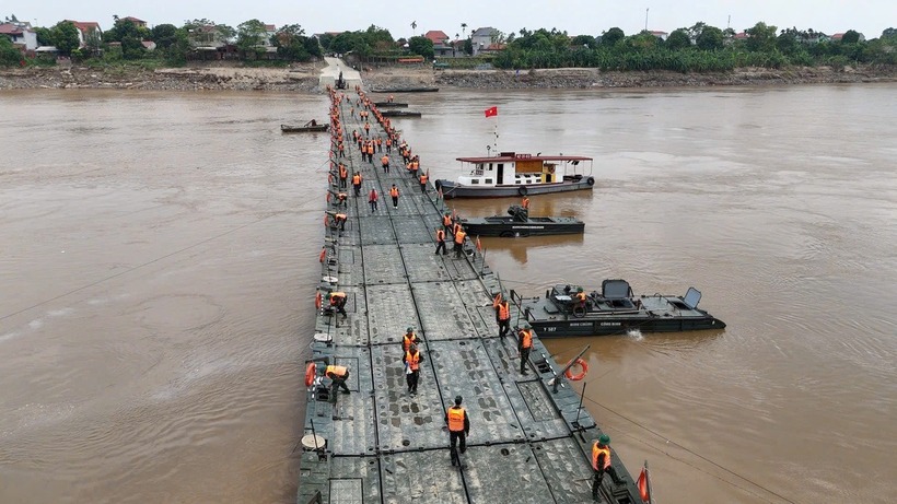Cầu phao Phong Châu. Ảnh: Binh chủng Công binh