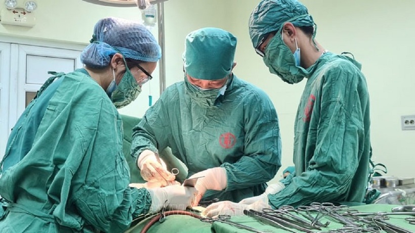Bác sĩ phẫu thuật cho người bệnh. Ảnh: Bệnh viện Việt Nam - Thụy Điển Uông Bí
