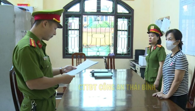 Công an tỉnh Thái Bình tống đạt quyết định khởi tố vụ án, khởi tố bị can đối với Ngô Thị Hồng Vân. Ảnh: Công an tỉnh Thái Bình