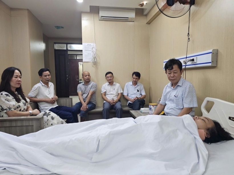 Nữ sinh N. được chuyển về Thanh Hóa điều trị. Ảnh: Công Lý