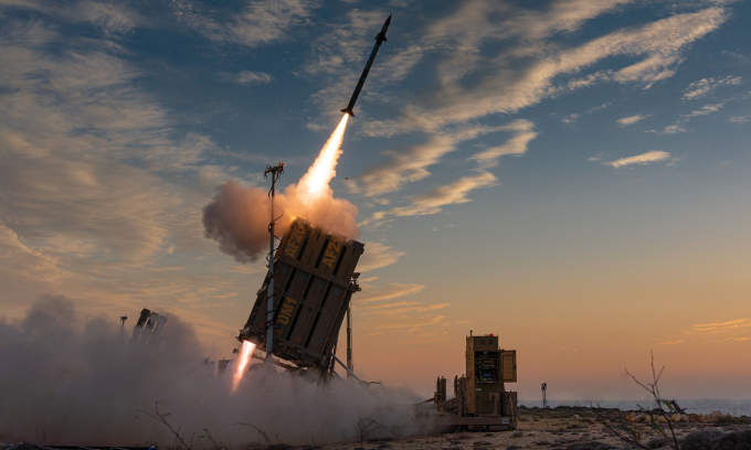 Cận cảnh Vòm Sắt phóng tên lửa. Ảnh: Reuters