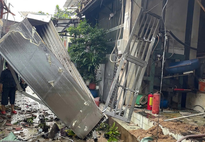 Hàng rào ngôi nhà cấp bốn bị xô lệch, hư hỏng sau vụ nổ. Ảnh: VnExpress