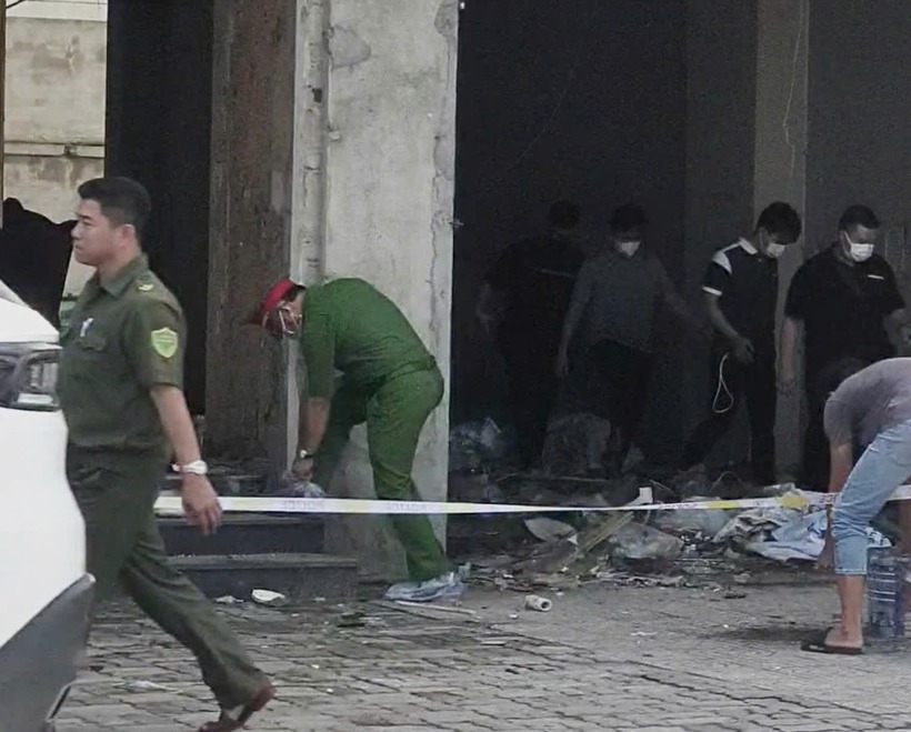 Công an khám nghiệm hiện trường nơi phát hiện thi thể không nguyên vẹn. Ảnh: Vietnamnet