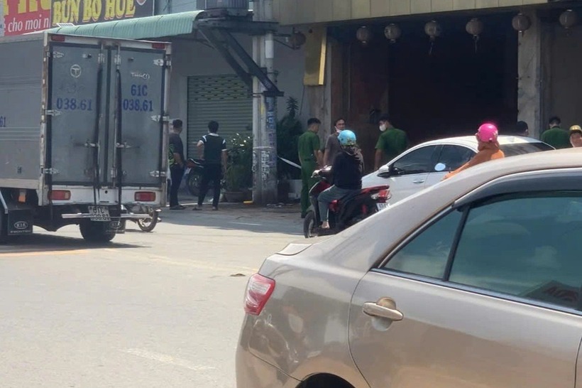 Công an khám nghiệm hiện trường. Ảnh: Dân Trí