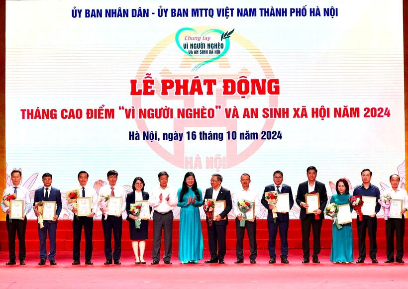 Chủ tịch Ủy ban MTTQ Việt Nam thành phố Nguyễn Lan Hương, Phó Chủ tịch UBND thành phố Dương Đức Tuấn tiếp nhận ủng hộ và trao thư cảm ơn cho các đơn vị (Nguồn: Hà Nội mới)