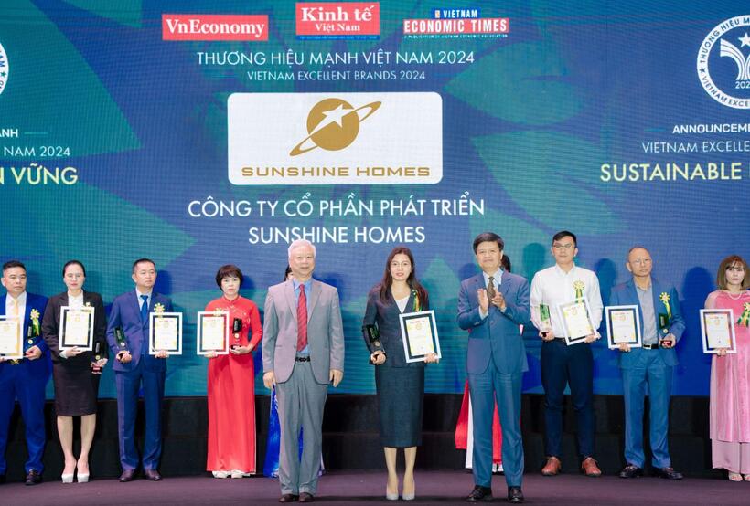 Tổng Giám đốc Sunshine Homes Đỗ Thị Định đại diện đơn vị nhận giải thưởng “Thương hiệu Mạnh – Phát triển bền vững năm 2024” tại Chương trình Thương hiệu Mạnh Việt Nam lần thứ 21