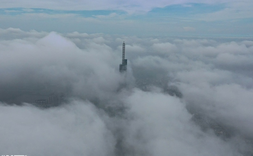 Tòa nhà Landmark 81 xuất hiện mờ ảo trong màn sương dày đặc vào sáng 16/10. (Ảnh: Dân trí)