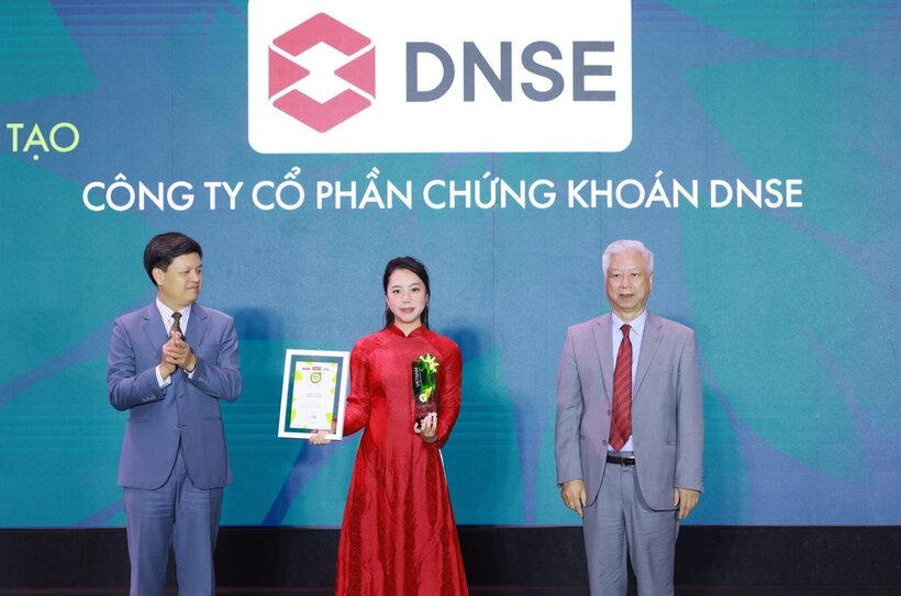 Đại diện DNSE nhận giải thưởng Top 10 Thương hiệu mạnh - Tiên phong đổi mới sáng tạo