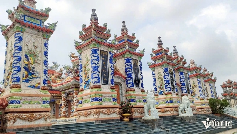 Lý giải về việc chi một số tiền "khủng" để xây một lăng mộ được cho là đẹp nhất ở khu nghĩa địa An Bằng, ông Thiết cho rằng, cũng như nhiều người dân địa phương, ông bà quan niệm, “sống cái nhà, thác cái mồ” - mồ mả cũng quan trọng như nhà cửa vậy nên phải xây dựng hoành tráng.