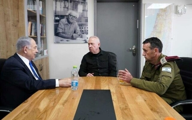 Thủ tướng Israel Benjamin Netanyahu họp cùng Bộ trưởng Quốc phòng Yoav Gallant và Tổng tham mưu trưởng IDF Herzi Halevi. Ảnh: Times of Israel