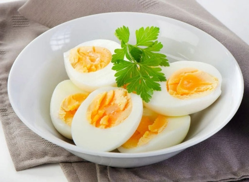 Ăn trứng luộc vừa phải có lợi cho sức khỏe con người và không gây hại cho gan nhưng cần chú ý kiểm soát lượng tiêu thụ. Ảnh minh họa