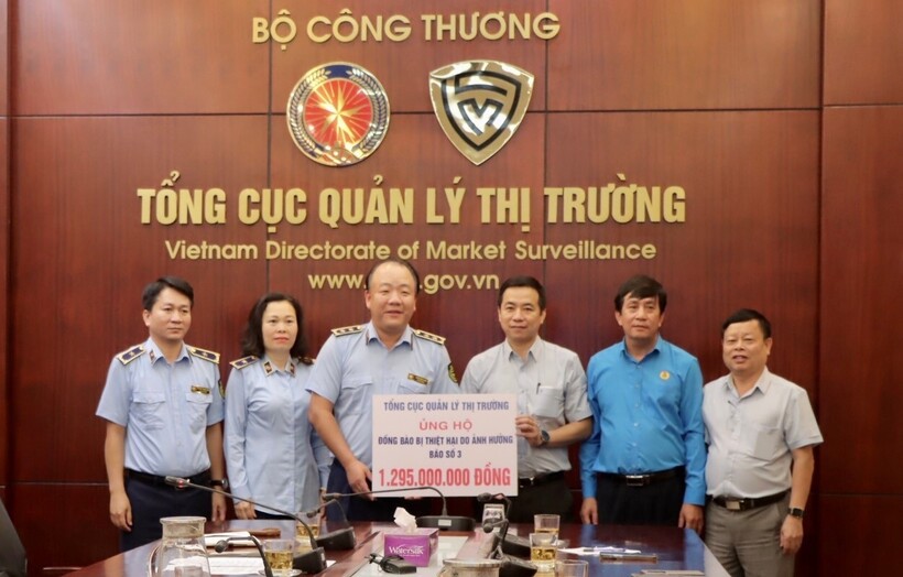 Tổng cục QLTT trao cho Công đoàn Bộ Công Thương số tiền 1,295 tỷ trong sáng ngày 16/9 để kịp thời ủng hộ đến người dân vùng lũ