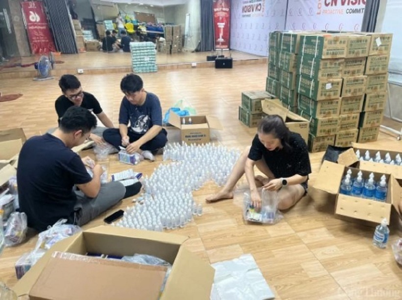 Thanh niên Quản lý thị trường Hà Nội và thanh niên VACIP đóng 1.000 suất thuốc để gửi đến bà con các tỉnh Lào Cai, Yên Bái, Cao Bằng