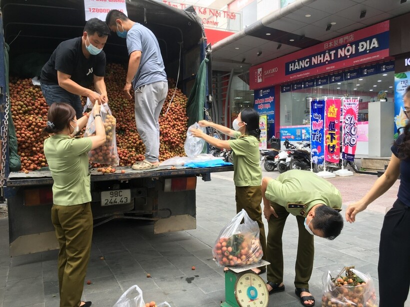 Một điểm tiêu thụ vải thiều Bắc Giang tại Vũ Trọng Phụng