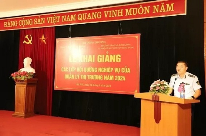Ông Trần Việt Hùng - Vụ trưởng Vụ Tổ chức cán bộ, Tổng cục Quản lý thị trường - phát biểu tại lễ khai giảng các lớp Bồi dưỡng nghiệp vụ của Quản lý thị trường năm 2024 ngày 4/9. Ảnh: Thuỷ Linh
