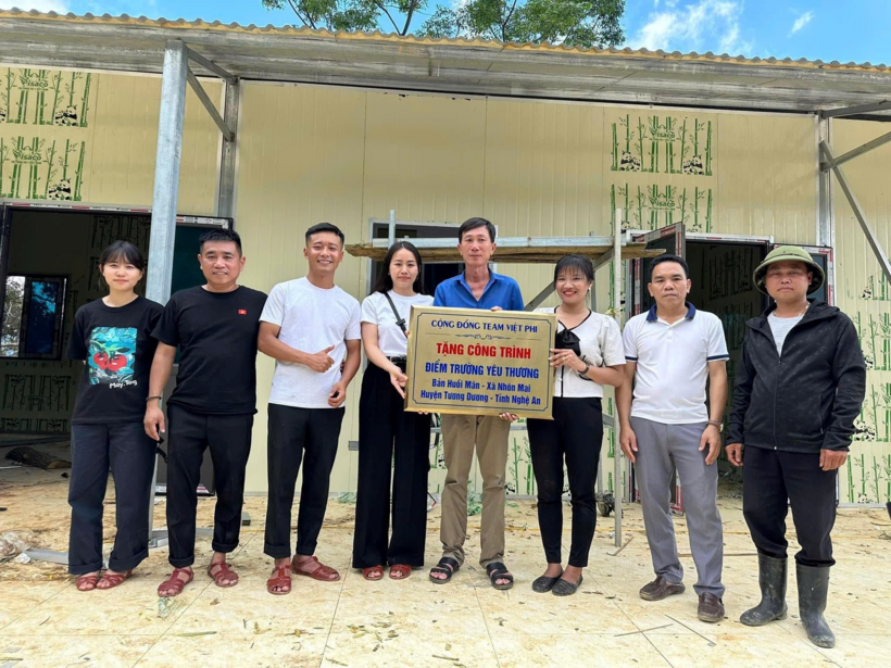 Quang Linh cùng cộng đồng Team Việt Phi tặng công trình điểm trường yêu thương tại huyện Tương Dương, tỉnh Nghệ An. Ảnh: Đại Đoàn Kết