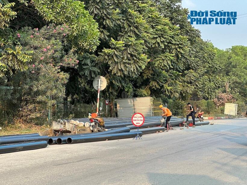 Theo ghi nhận của PV Đời sống & Pháp luật vào chiều 17/10, tại đường gom Đại lộ Thăng Long,nhiều công nhân vẫn thi công trên đường bộ đang khai thác có bố trí biển báo hiệu, cọc tiêu di động, rào chắn nhưng không đầy đủ theo quy định, tiềm ẩn nguy cơ mất ATGT