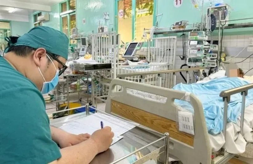 Bệnh nhi được chẩn đoán bị rối loạn nhịp tim dạng nhanh (nhịp nhanh kịch phát trên thất) với tần số tim lên đến 220 lần/phút. Ảnh: VTV Times