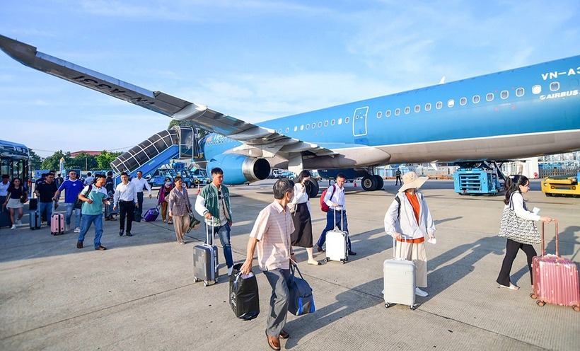 Giá vé máy bay Tết 2025 tăng cao, nhiều khách hàng mua sớm nhưng cũng không được giá rẻ. Ảnh minh họa