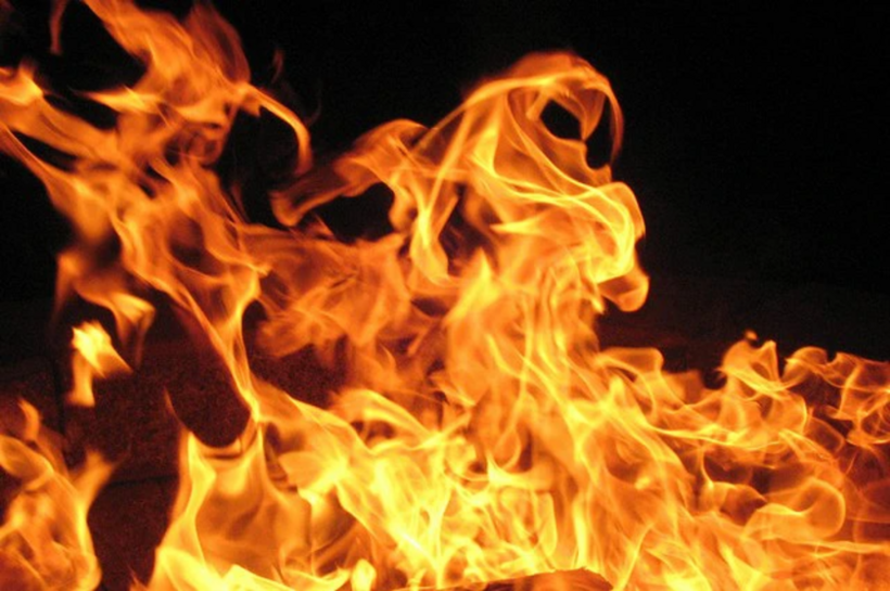 Chồng phóng lửa đốt vợ khi đang chờ làm thủ tục ly hôn. Ảnh minh hoạ