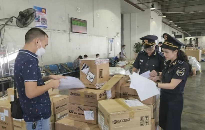 Cán bộ Chi cục Hải quan cửa khẩu Sân bay quốc tế Nội Bài (Cục Hải quan thành phố Hà Nội) kiểm tra hàng hóa. Ảnh: hanoimoi.vn