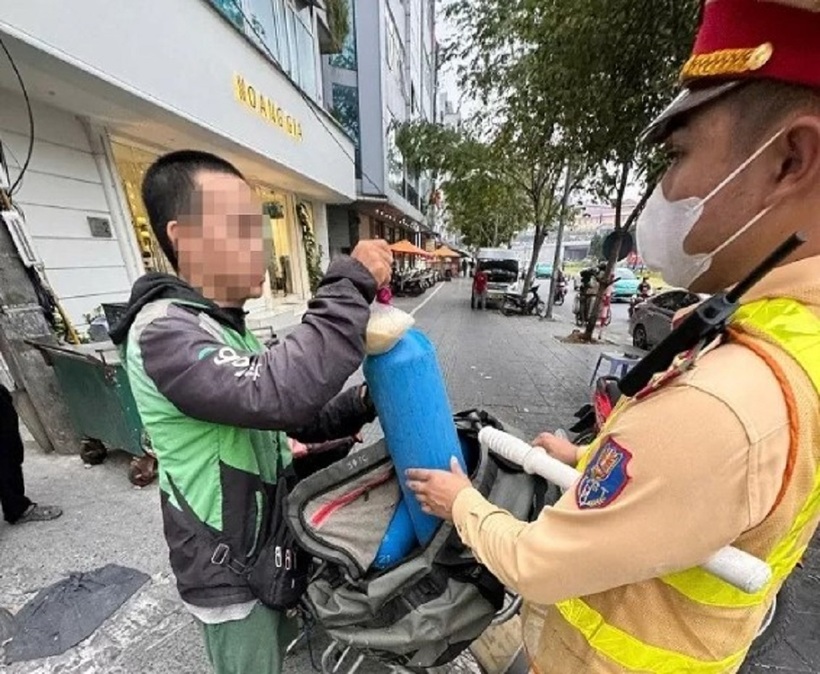 Tổ công tác thuộc Đội CSGT số 6, Phòng Cảnh sát Giao thông Công an TP Hà Nội đã phát hiện và bắt giữ kịp thời nam shipper và tang vật vi phạm. (Ảnh: Công an TP Hà Nội)