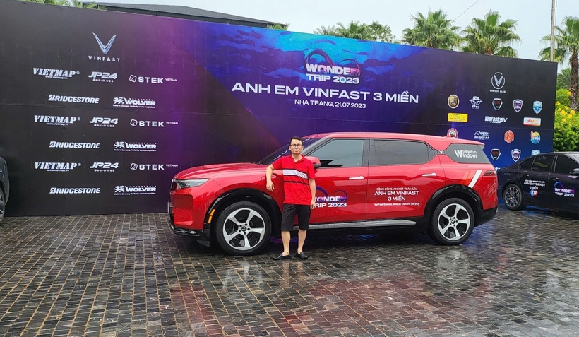 Anh Lê Văn Quyền (Hà Nội) là một trong những khách hàng đầu tiên tại Việt Nam sở hữu VF 9.