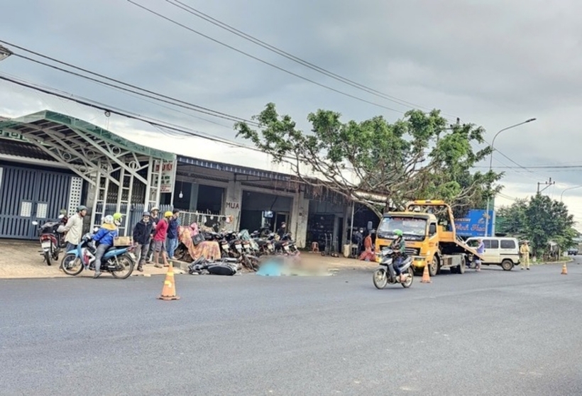 Hiện trường vụ va chạm giữa ô tô và xe máy khiến 2 học sinh thương vong. Ảnh: Người Lao Động