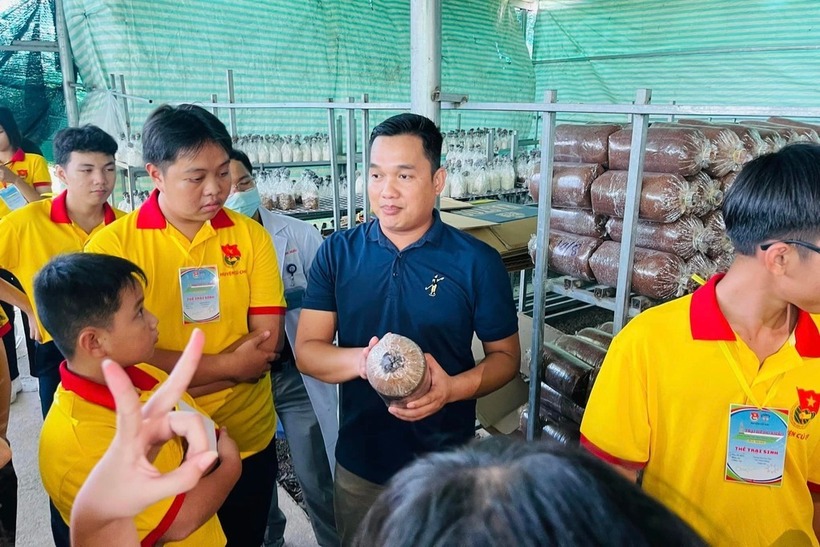 Trang trại trồng nấm của anh Thắng thường xuyên đón học sinh, sinh viên, thanh niên đến tham quan, tìm hiểu. Ảnh: Thanh niên