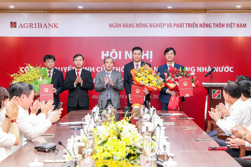 Ông Đoàn Thái Sơn - Ủy viên Ban Cán sự Đảng, Phó Thống đốc NHNN trao quyết định bổ nhiệm cho các nhân sự tại Agribank.