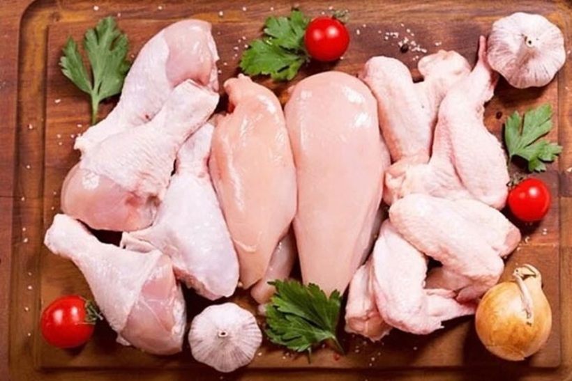 Gà là thực phẩm chứa hàm lượng purin tương đối cao.