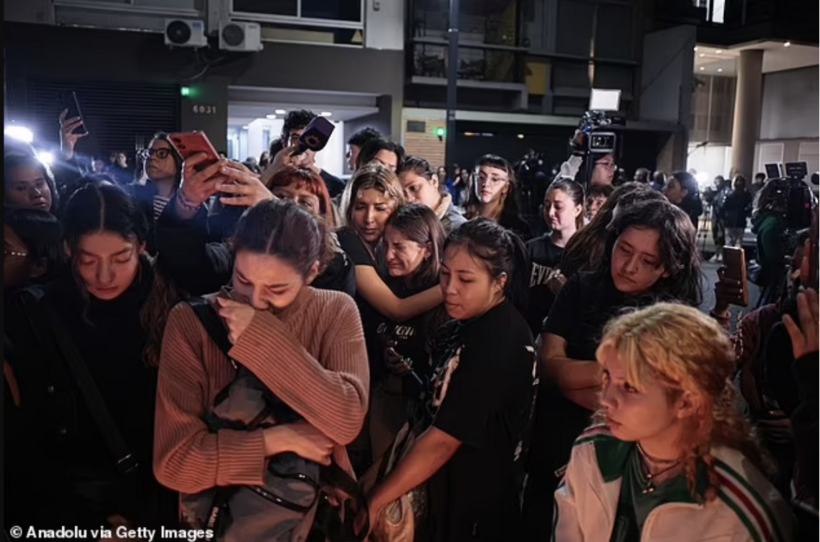 Người hâm mộ One Direction và Liam Payne tụ tập bên ngoài Khách sạn Casa Sur ở Buenos Aires.