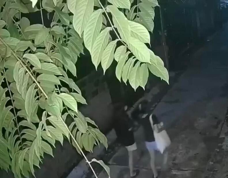 Hình ảnh 2 nữ sinh rời nhà lúc rạng sáng. (Ảnh: Facebook)