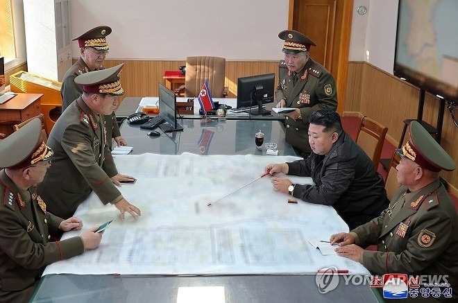 Nhà lãnh đạo Triều Tiên Kim Jong Un trong chuyến thị sát trụ sở Ban chỉ huy Quân đoàn 2. Ảnh: Yonhap