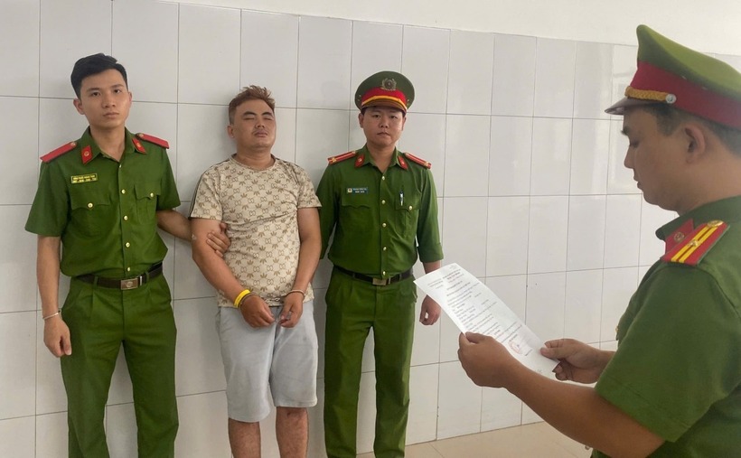 Công an đọc lệnh khởi tố Phan Văn Minh. Ảnh: VOV