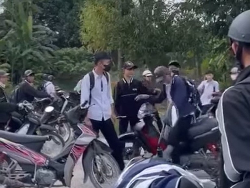 Hình ảnh nam sinh bị đánh dã man. Ảnh: VOV