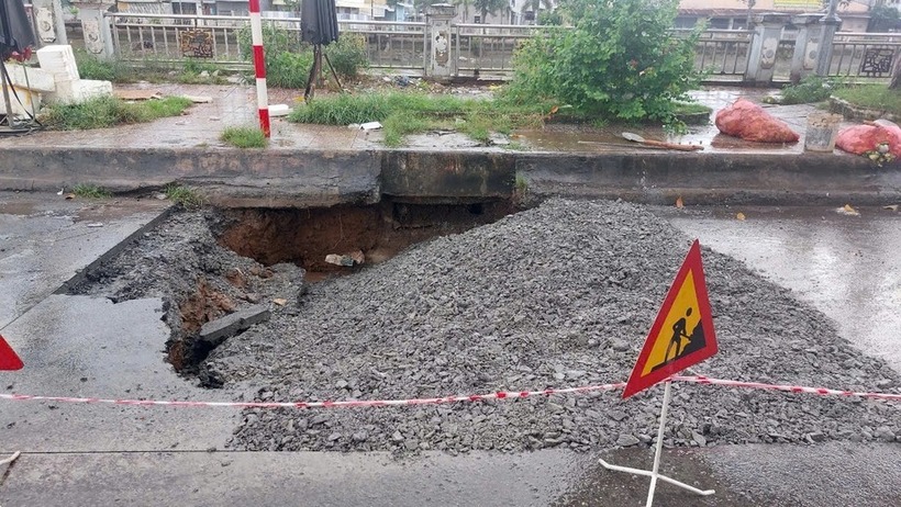Cát đá được đổ xuống để lấp miệng hố tạm thời. Ảnh: Giao thông