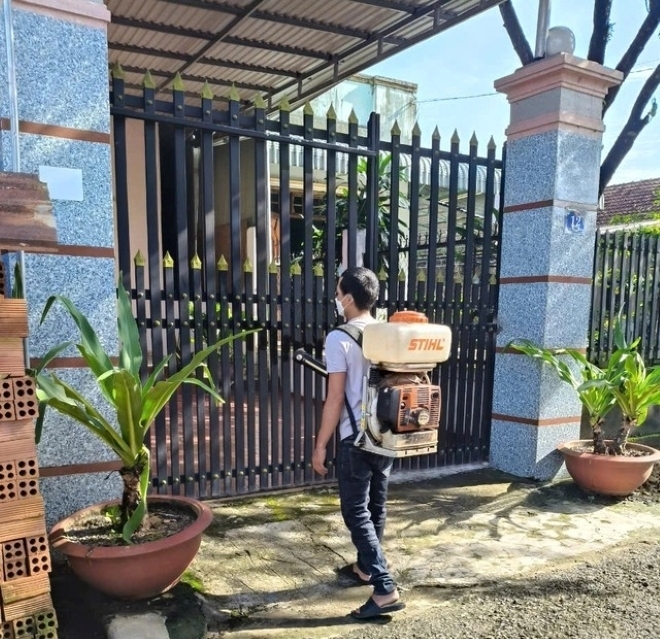 Lực lượng chức năng tổ chức phun xịt hóa chất xung quanh khu vực bệnh nhân sinh sống. Ảnh: Thanh niên