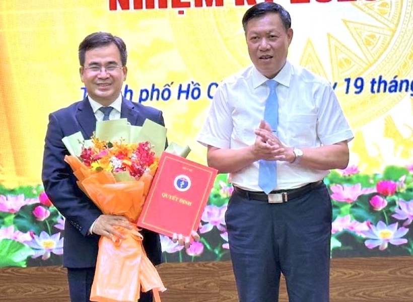 PGS.TS Ngô Quốc Đạt (bên trái) nhận quyết định công nhận Hiệu trưởng Trường Đại học Y Dược TP.HCM từ đại diện Bộ Y tế. Ảnh: VietNamNet