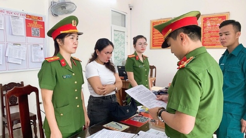 Công an đọc lệnh khởi tố, bắt tạm giam đối với Trịnh Thị Ngân. Ảnh: Người lao động