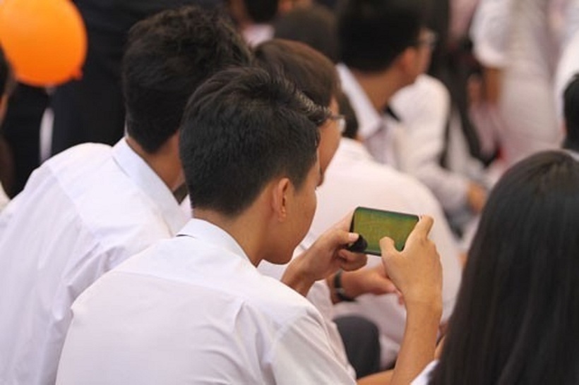 Nhiều địa phương yêu cầu trường học quản lý điện thoại của học sinh trước khi vào tiết học đầu tiên của từng buổi học và gửi lại cho học sinh sau khi kết thúc buổi học. Ảnh minh họa