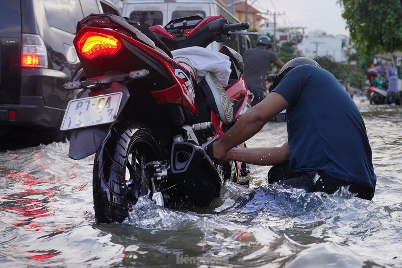 Xe máy bị chết máy do đi vào đường ngập