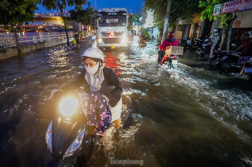 Người dân chật vật di chuyển giữa biển nước