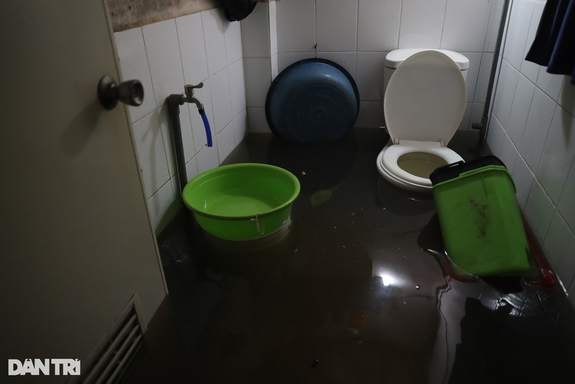 Nước tràn vào nhà dân.